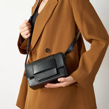 2023 Чанта през рамо от неутрална мека кожа, плетени Малка квадратна чанта, чанта за тофу, нишевый дизайн, женствена чанта от телешка кожа с едно рамо