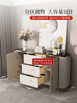 Бюфет, модерен минималистичен светъл луксозен мраморен шкаф, хол, близо до стената, декорация на дома, шкаф за съхранение на верандата