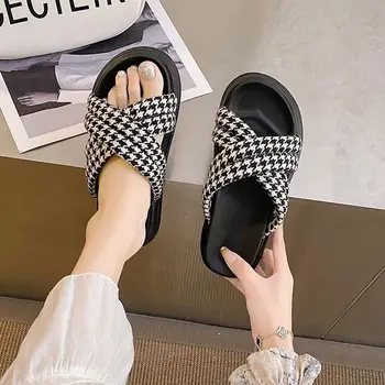 През лятото 2023 година се появяват нови ежедневни нескользящие сандали с кръстосани закопчалка, дамски обувки